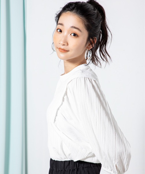 MILLION CARATS（ミリオンカラッツ）の「タックデザインから広がるボリューム袖が女性らしいバックオープンブラウス（シャツ/ブラウス・レディース・オフホワイト/ブラック/グリーン・FREE）」の18枚目の写真