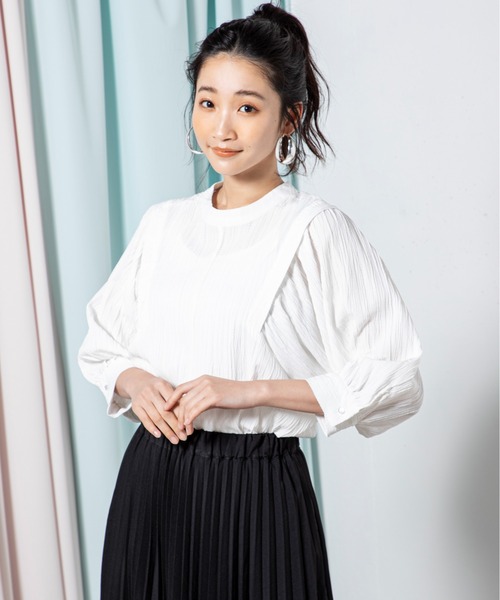 MILLION CARATS（ミリオンカラッツ）の「タックデザインから広がるボリューム袖が女性らしいバックオープンブラウス（シャツ/ブラウス・レディース・オフホワイト/ブラック/グリーン・FREE）」の22枚目の写真