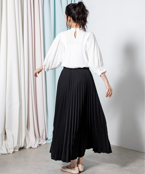 MILLION CARATS（ミリオンカラッツ）の「タックデザインから広がるボリューム袖が女性らしいバックオープンブラウス（シャツ/ブラウス・レディース・オフホワイト/ブラック/グリーン・FREE）」の10枚目の写真