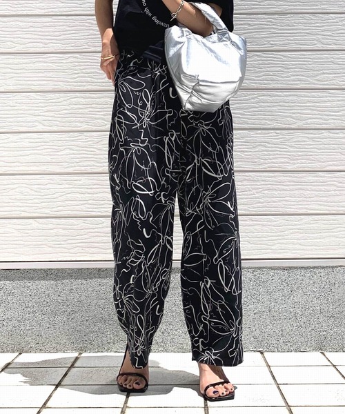 Q（キュー）の「ラインアートプリントサテンパンツ（その他パンツ・レディース・ブラック系/ベージュ系・MEDIUM）」の2枚目の写真