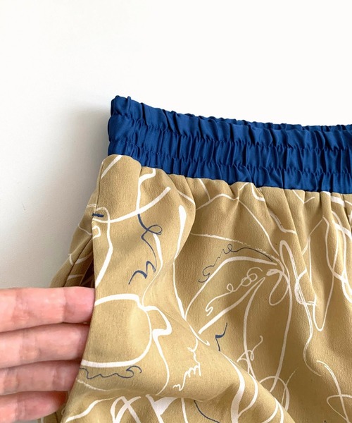 Q（キュー）の「ラインアートプリントサテンパンツ（その他パンツ・レディース・ブラック系/ベージュ系・MEDIUM）」の7枚目の写真