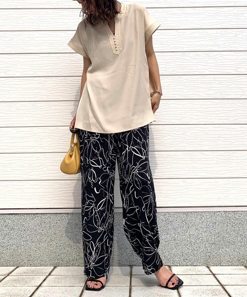 Q（キュー）の「ラインアートプリントサテンパンツ（その他パンツ・レディース・ブラック系/ベージュ系・MEDIUM）」の6枚目の写真