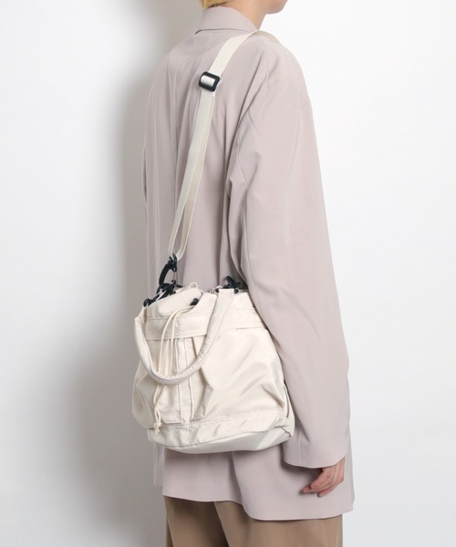 MAISON mou（メゾンムー）の「【recomend selection/セレクト】double pocket drawstring bag ダブルポケット巾着 2way バッグ（ショルダーバッグ・レディース・ブラック/オフホワイト/カーキ/ベージュ/チャコールグレー/ライトブラウン・FREE）」の2枚目の写真