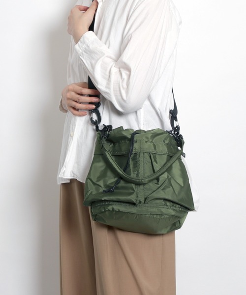 MAISON mou（メゾンムー）の「【recomend selection/セレクト】double pocket drawstring bag ダブルポケット巾着 2way バッグ（ショルダーバッグ・レディース・ブラック/オフホワイト/カーキ/ベージュ/チャコールグレー/ライトブラウン・FREE）」の6枚目の写真