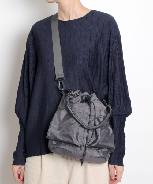 MAISON mou（メゾンムー）の「【recomend selection/セレクト】double pocket drawstring bag ダブルポケット巾着 2way バッグ（ショルダーバッグ・レディース・ブラック/オフホワイト/カーキ/ベージュ/チャコールグレー/ライトブラウン・FREE）」の4枚目の写真