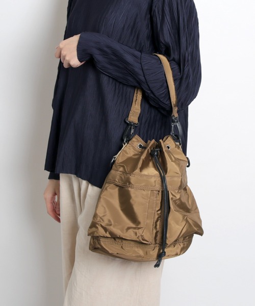 MAISON mou（メゾンムー）の「【recomend selection/セレクト】double pocket drawstring bag ダブルポケット巾着 2way バッグ（ショルダーバッグ・レディース・ブラック/オフホワイト/カーキ/ベージュ/チャコールグレー/ライトブラウン・FREE）」の5枚目の写真