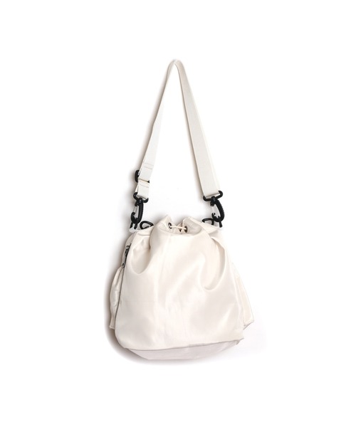MAISON mou（メゾンムー）の「【recomend selection/セレクト】double pocket drawstring bag ダブルポケット巾着 2way バッグ（ショルダーバッグ・レディース・ブラック/オフホワイト/カーキ/ベージュ/チャコールグレー/ライトブラウン・FREE）」の8枚目の写真