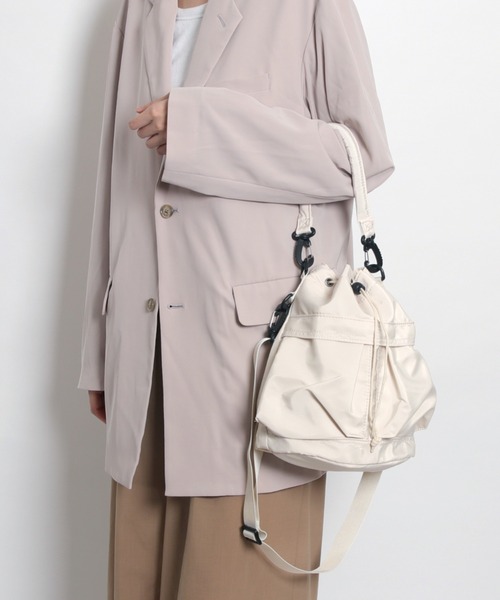 MAISON mou（メゾンムー）の「【recomend selection/セレクト】double pocket drawstring bag ダブルポケット巾着 2way バッグ（ショルダーバッグ・レディース・ブラック/オフホワイト/カーキ/ベージュ/チャコールグレー/ライトブラウン・FREE）」の13枚目の写真