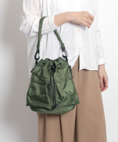 MAISON mou（メゾンムー）の「【recomend selection/セレクト】double pocket drawstring bag ダブルポケット巾着 2way バッグ（ショルダーバッグ・レディース・ブラック/オフホワイト/カーキ/ベージュ/チャコールグレー/ライトブラウン・FREE）」の15枚目の写真