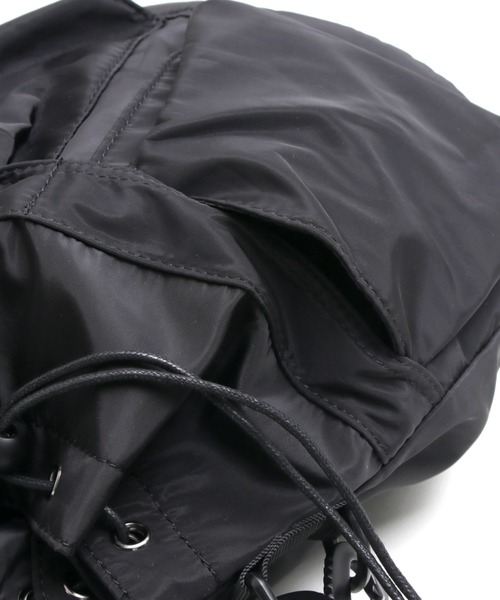 MAISON mou（メゾンムー）の「【recomend selection/セレクト】double pocket drawstring bag ダブルポケット巾着 2way バッグ（ショルダーバッグ・レディース・ブラック/オフホワイト/カーキ/ベージュ/チャコールグレー/ライトブラウン・FREE）」の22枚目の写真