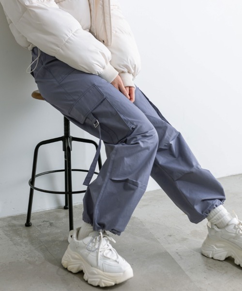 OLIVE des OLIVE(オリーブデオリーブ)の「つやつやサイドベルトカーゴパンツ 1032020160(カーゴパンツ・レディース・オフホワイト/ブラック/ブルー/ピンク・FREE)」の4枚目の写真