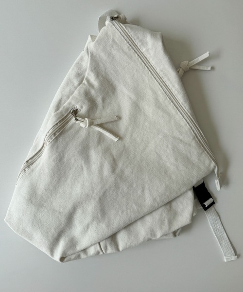 CANAL JEAN（キャナルジーン）の「El mar　トライアングルバックパック（バックパック/リュック・レディース・アイボリー/ブラック・ONE SIZE）」の11枚目の写真