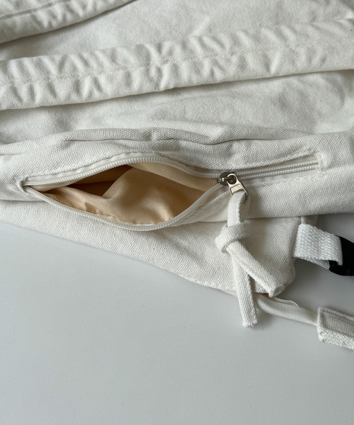 CANAL JEAN（キャナルジーン）の「El mar　トライアングルバックパック（バックパック/リュック・レディース・アイボリー/ブラック・ONE SIZE）」の16枚目の写真