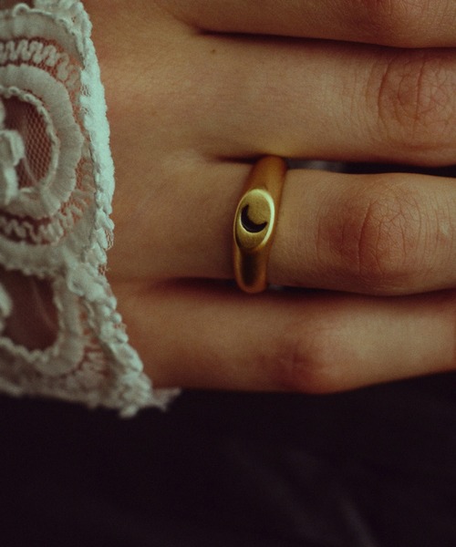 ANU（アヌ）の「crescent moon ring - クレセントムーンリング（リング・レディース・ゴールド/シルバー・9号/11号）」の4枚目の写真