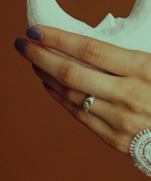 ANU（アヌ）の「crescent moon ring - クレセントムーンリング（リング・レディース・ゴールド/シルバー・9号/11号）」の12枚目の写真