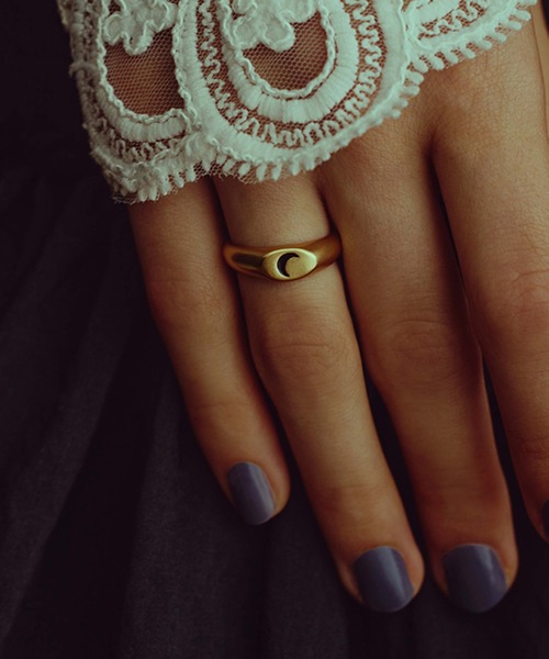 ANU（アヌ）の「crescent moon ring - クレセントムーンリング（リング・レディース・ゴールド/シルバー・9号/11号）」の8枚目の写真