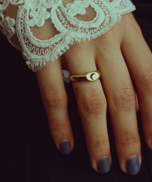 ANU（アヌ）の「crescent moon ring - クレセントムーンリング（リング・レディース・ゴールド/シルバー・9号/11号）」の9枚目の写真