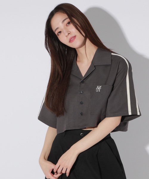 Anui（アニュイ）の「【UNISEX/選べる着丈】ボクシーロゴサマーシャツ（シャツ/ブラウス・レディース・ベージュ/ブラック・SMALL/MEDIUM）」の2枚目の写真