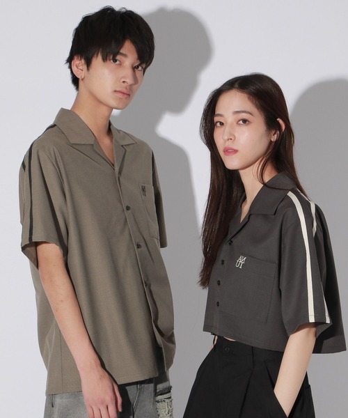 Anui（アニュイ）の「【UNISEX/選べる着丈】ボクシーロゴサマーシャツ（シャツ/ブラウス・レディース・ベージュ/ブラック・SMALL/MEDIUM）」の3枚目の写真