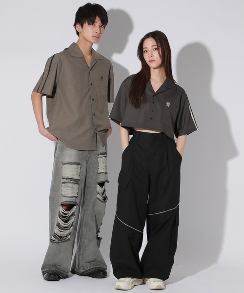 Anui（アニュイ）の「【UNISEX/選べる着丈】ボクシーロゴサマーシャツ（シャツ/ブラウス・レディース・ベージュ/ブラック・SMALL/MEDIUM）」の4枚目の写真