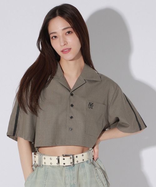 Anui（アニュイ）の「【UNISEX/選べる着丈】ボクシーロゴサマーシャツ（シャツ/ブラウス・レディース・ベージュ/ブラック・SMALL/MEDIUM）」の5枚目の写真