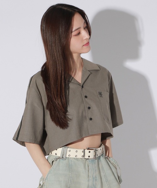 Anui（アニュイ）の「【UNISEX/選べる着丈】ボクシーロゴサマーシャツ（シャツ/ブラウス・レディース・ベージュ/ブラック・SMALL/MEDIUM）」の6枚目の写真