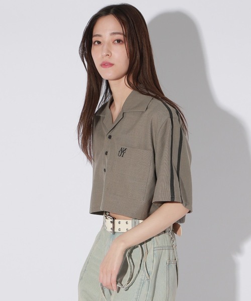 Anui（アニュイ）の「【UNISEX/選べる着丈】ボクシーロゴサマーシャツ（シャツ/ブラウス・レディース・ベージュ/ブラック・SMALL/MEDIUM）」の7枚目の写真