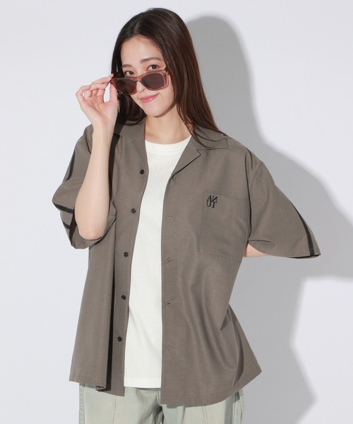 Anui（アニュイ）の「【UNISEX/選べる着丈】ボクシーロゴサマーシャツ（シャツ/ブラウス・レディース・ベージュ/ブラック・SMALL/MEDIUM）」の10枚目の写真