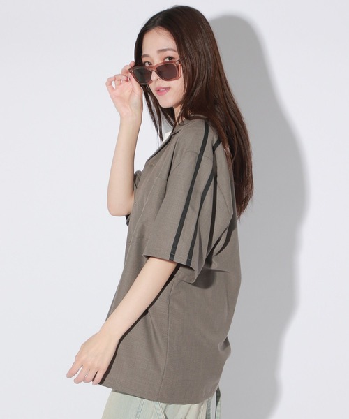 Anui（アニュイ）の「【UNISEX/選べる着丈】ボクシーロゴサマーシャツ（シャツ/ブラウス・レディース・ベージュ/ブラック・SMALL/MEDIUM）」の11枚目の写真