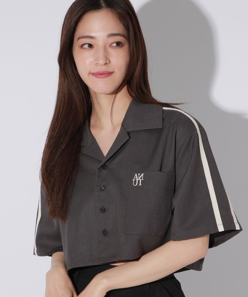 Anui（アニュイ）の「【UNISEX/選べる着丈】ボクシーロゴサマーシャツ（シャツ/ブラウス・レディース・ベージュ/ブラック・SMALL/MEDIUM）」の17枚目の写真