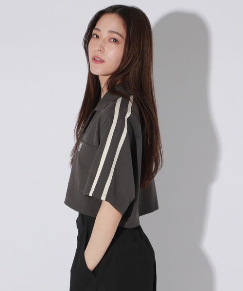 Anui（アニュイ）の「【UNISEX/選べる着丈】ボクシーロゴサマーシャツ（シャツ/ブラウス・レディース・ベージュ/ブラック・SMALL/MEDIUM）」の18枚目の写真