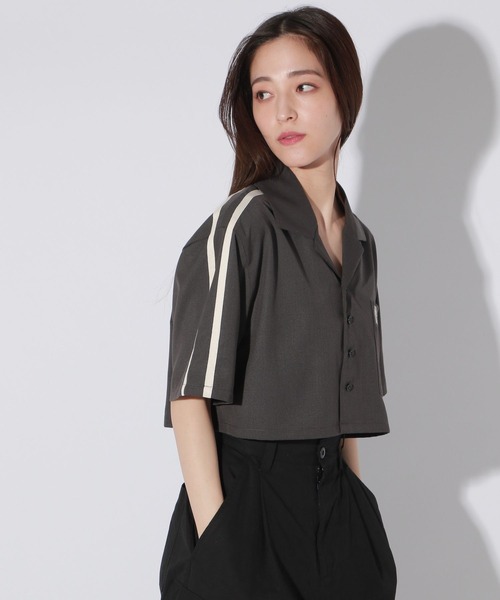 Anui（アニュイ）の「【UNISEX/選べる着丈】ボクシーロゴサマーシャツ（シャツ/ブラウス・レディース・ベージュ/ブラック・SMALL/MEDIUM）」の19枚目の写真