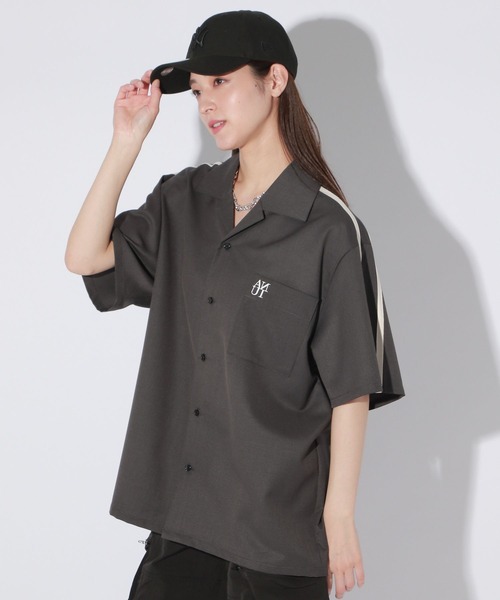 Anui（アニュイ）の「【UNISEX/選べる着丈】ボクシーロゴサマーシャツ（シャツ/ブラウス・レディース・ベージュ/ブラック・SMALL/MEDIUM）」の20枚目の写真