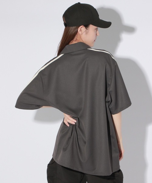 Anui（アニュイ）の「【UNISEX/選べる着丈】ボクシーロゴサマーシャツ（シャツ/ブラウス・レディース・ベージュ/ブラック・SMALL/MEDIUM）」の21枚目の写真