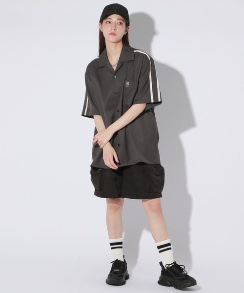Anui（アニュイ）の「【UNISEX/選べる着丈】ボクシーロゴサマーシャツ（シャツ/ブラウス・レディース・ベージュ/ブラック・SMALL/MEDIUM）」の22枚目の写真