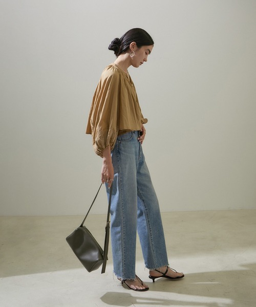 SALON adam et rope'(サロン アダム エ ロペ)の「【WEB限定】ボリュームスリーブ刺繍クロップドブラウス(シャツ/ブラウス・レディース・ブラック/オフホワイト/ベージュ・FREE)」の17枚目の写真