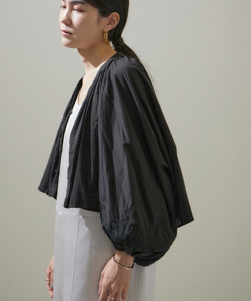 SALON adam et rope'(サロン アダム エ ロペ)の「【WEB限定】ボリュームスリーブ刺繍クロップドブラウス(シャツ/ブラウス・レディース・ブラック/オフホワイト/ベージュ・FREE)」の19枚目の写真