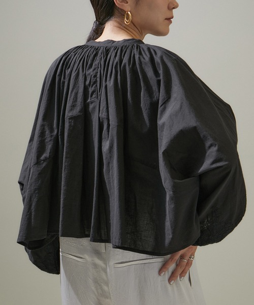 SALON adam et rope'(サロン アダム エ ロペ)の「【WEB限定】ボリュームスリーブ刺繍クロップドブラウス(シャツ/ブラウス・レディース・ブラック/オフホワイト/ベージュ・FREE)」の20枚目の写真