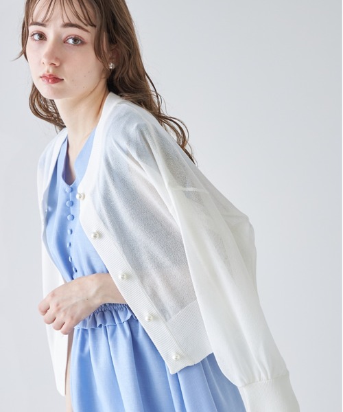 tocco closet(トッコ クローゼット)の「パール釦シアーラメニットカーディガン(カーディガン/ボレロ・レディース・サックスブルー/ピンクベージュ/ミント/ブラック/オフホワイト・M)」の2枚目の写真