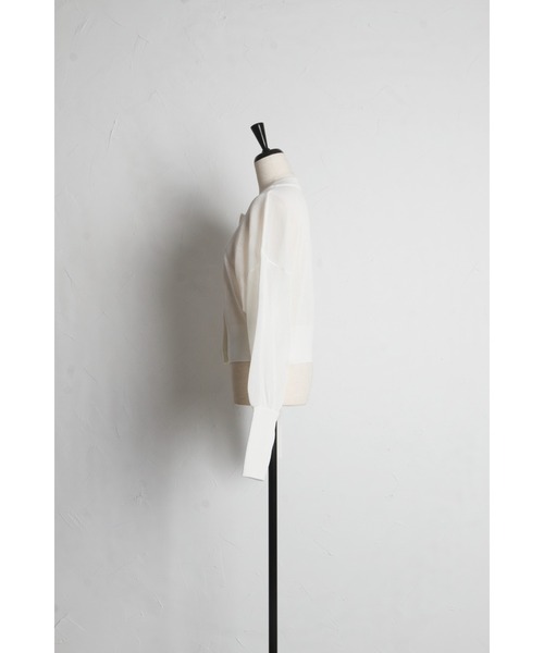 tocco closet(トッコ クローゼット)の「パール釦シアーラメニットカーディガン(カーディガン/ボレロ・レディース・サックスブルー/ピンクベージュ/ミント/ブラック/オフホワイト・M)」の11枚目の写真