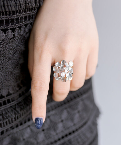 ear PAPILLONNER（イアパピヨネ）の「お花/スモールフラワーリング【SUM1 STYLE(スミスタイル)】（リング・レディース・シルバー/ゴールド・FREE）」の2枚目の写真