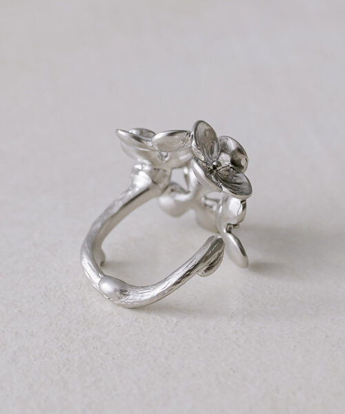 ear PAPILLONNER（イアパピヨネ）の「お花/スモールフラワーリング【SUM1 STYLE(スミスタイル)】（リング・レディース・シルバー/ゴールド・FREE）」の13枚目の写真