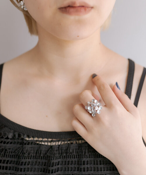 ear PAPILLONNER（イアパピヨネ）の「お花/スモールフラワーリング【SUM1 STYLE(スミスタイル)】（リング・レディース・シルバー/ゴールド・FREE）」の9枚目の写真