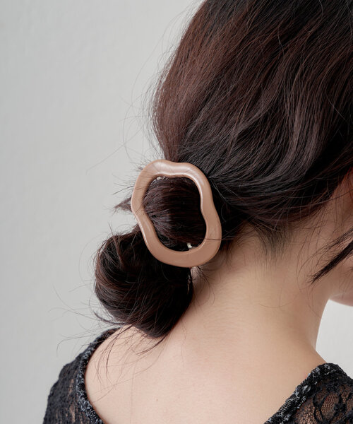 Kastane（カスタネ）の「【fiw.】クラウドバレッタ（バレッタ/ヘアクリップ・レディース・ブラック/ベージュ/シルバー・FREE）」の2枚目の写真