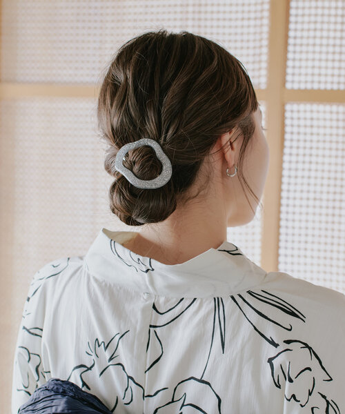 Kastane（カスタネ）の「【fiw.】クラウドバレッタ（バレッタ/ヘアクリップ・レディース・ブラック/ベージュ/シルバー・FREE）」の3枚目の写真
