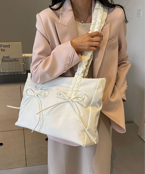 LA VORAGINE(ラ ヴォラジネ)の「大容量紐リボン ギャザーショルダー トートバッグ(トートバッグ・レディース・イエロー/ブルー/グレー/ピンク/ベージュ/ブラック/ホワイト・FREE)」の11枚目の写真