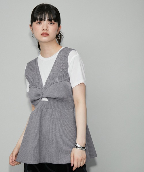 ADAM ET ROPE'(アダムエロペ)の「【WEB限定・洗える】ツイストニットビスチェ(ニット/セーター・レディース・オフホワイト/グレー/ブラック・FREE)」の3枚目の写真