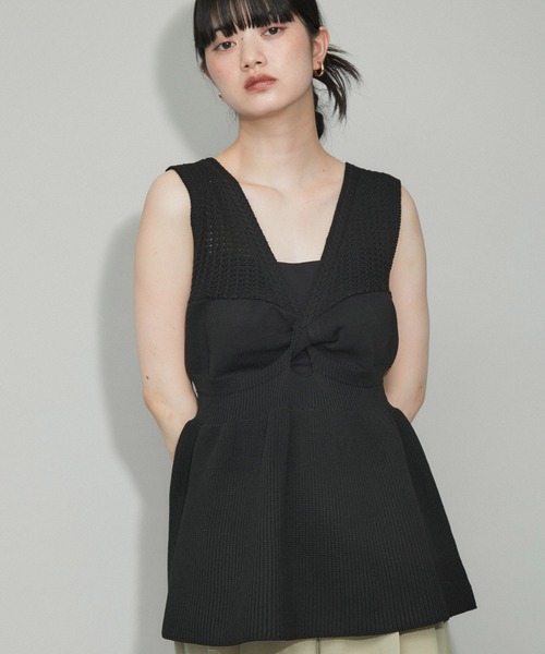 ADAM ET ROPE'(アダムエロペ)の「【WEB限定・洗える】ツイストニットビスチェ(ニット/セーター・レディース・オフホワイト/グレー/ブラック・FREE)」の2枚目の写真