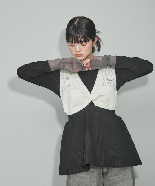 ADAM ET ROPE'(アダムエロペ)の「【WEB限定・洗える】ツイストニットビスチェ(ニット/セーター・レディース・オフホワイト/グレー/ブラック・FREE)」の5枚目の写真