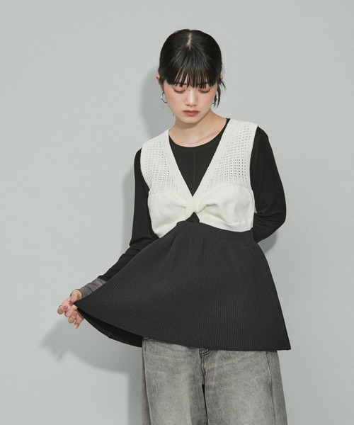 ADAM ET ROPE'(アダムエロペ)の「【WEB限定・洗える】ツイストニットビスチェ(ニット/セーター・レディース・オフホワイト/グレー/ブラック・FREE)」の4枚目の写真